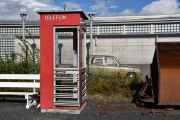 Men først så må vi ta en nærmere titt på telefonkiosken, hvorfor står den ikke på listen?