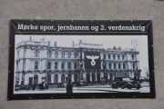 Så ser jeg en plakat hvor jeg kjenner igjen bygningen, dette er Østbanen i Oslo på en tid som må minnes da den ikke er bra