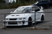 Men neste er litt vanskelig, her må jeg bare gjette og da er ikke denne veteran heller. Jeg tror det er en Mitsubishi Evo 5 fra 1998