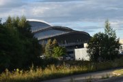 Jeg for et lite glimt av Vikingskipet også kalt Hamar olympiahall som er en av verdens største skøytehaller. Den stod ferdig høsten 1992 og har en grunnflate på 22 000 m²