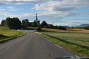 Jeg nærmer meg Stange kirke som er en gammel kirke fra 1250