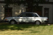 Det er en veteran ingen tvil om det, skal vi gjette på en Volvo 244 fra 1970-1980?