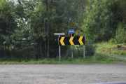 Men alle veier har en ende, og her for jeg beskjed om å ta brått til venstre så jeg har ikke noe valg. Svartnesvegen heter det her og faktisk så er det en bussholdeplass her også