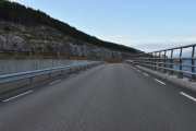 Jeg kommer ikke nærmere Mjøsa nå, motorveien på venstre side og togsporene på høyre side. Her er det dobbeltspor forresten