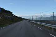 Hvem trenger motorvei når du kjører gammel bil og veien er så fin som her?