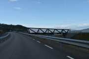 Her er nedkjøringen til en båthavn men veien går ikke videre tror jeg. Så da blir jeg tvunget rett fram