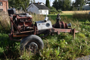 På vei oppover igjen tar jeg bilde av en gammel vannpumpe, det er er ombygd bilmotor - Mercedes?