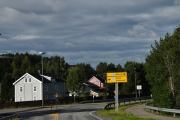 Vormsund til venstre og Eidsvoll til høyre, jeg vet at Vorma renner igjennom Vormsund men Vorma ligger på min høyre side så jeg velger Eidsvoll
