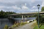 Vi ser Eidsvollbrua går over her, 320 meter lang og bygd i 1992, da må det være en gammel bru her også