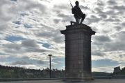 På vei tilbake for jeg soldaten og statuen i hel figur