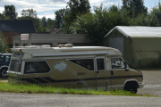 Men på veien ser jeg en veldig tøff campingbil, at det er en veteran er det ingen tvil om. Jeg gjetter på Hobby 600 rundt 1987