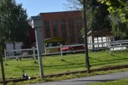 Her er Tertitten Urskog-Hølandsbanen som er en smalsporet museumsjernbane. Men jeg ser en veteranbil der oppe også, vi snur og kjører tilbake