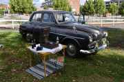 Den tredje bilen som står her er en Humber Hawk fra 1956, engelskmann dette også. Likte detaljene ved siden av også, tidsmessig riktig