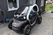 Det er litt begrenset hva jeg for ta bilder av her i dag, men de har en søt liten Renault Twizy i hvert fall