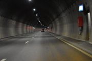 Nå kjører vi igjennom Rælingstunnelen som er 1850 meter lang og som har en fotoboks som drar inn mest penger av alle fotobokser i Norge. Den er ikke her men i det andre løpet så jeg går klar
