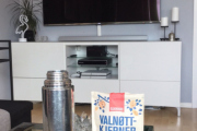 Jeg finner frem til hvor min datter bor og mens hun gjør seg klar inntar jeg min lunsj med Valnøtt-kjerner og iskaldt vann på termosen