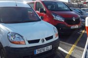 Åh, kjære du- her ser vi to Renault-er  parkert ved siden av hverandre, men har han stjålet det ene Renault logoen?