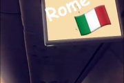 Nå er ikke jeg så flink til og oversette, men de sitter på et fly til Roma - og Kim som har flyskrekk da