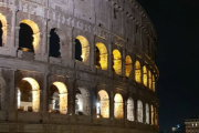Ok, selvfølgelig må de på en natt guide tur til Colosseum først. Et fantastisk byggverk
