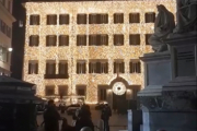 Oi, her blir virkelig husene pyntet opp til jul