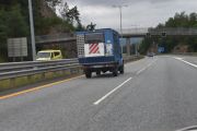 Jeg hadde ikke tenkt å ta bilde før Drammen, men når en veteran av en Land Rover kjører forbi, samtidig som jeg får med ambulansebilen, så må jeg ta et bilde