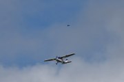 Og jeg hadde rett, her kommer Tønsberg Flyveklubb med sitt Cessna 172 SP og legg merke til fuglen som følger den