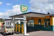 Bilen min er fra 1975 og det holder akkurat til å fylle på bensin på en BP stasjon