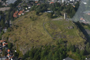 Her kan vi se Slottsfjellstårnet og ruinene etter Mikaelskirken og  Tunsberghus festning fra middelalderen