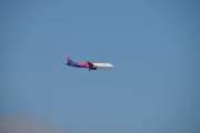 Du har fin utsikt når det kommer fly her også, dette er Wizz Air som kommer med sitt Airbus A321-200