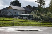Gjennom Tønsberg så tok jeg ikke bilder da jeg kjører på ukjente veier, men nå har jeg kommet til Nøtterøy og her ser jeg en veteran. Bussen som har vært brukt hos Tungbilskolen er nok ikke en veteran, men den blå bak er en veteran selv om jeg ikke helt er sikker på hva det er