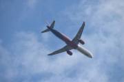 Jeg klarer akkurat å se den, det er Wizz Air som drar av gårde med sin Airbus A321neo. Men nå må vi reise videre