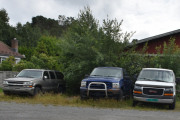 På veien inn til hytta ser jeg noen tøffe biler, blant annet en Ford, GMC Savanna og en ukjent. Men dette er ikke veteraner enda, gjetter årstallet rundt 2000 til 2010