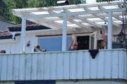Verandaen på hytta i Sandefjord, se på de to typene der oppe