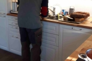 Så gjør han noe hemmelig og må ha ryggen til
