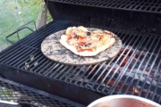 Og vips, så har du en Pizza ferdig som er grillstekt på steinplate