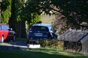 Men når vi er i ferd med å gå ut av skogen ser vi en Renault