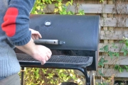 Grillen holder nå 220 grader og det holder nå. Nå skal steinplaten ligge der å godgjøre seg