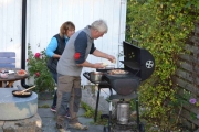 Legg merke til at Tina allerede er i posisjon før Knut er ferdig