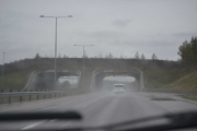 Nå har vi kommet oss ut på motorveien, og ser jeg ikke Renault tar jeg bilder av bruer