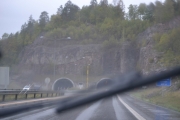 Ny tunnel men nå har vinduspusserne hengt seg opp, de går kontinuerlig nå selv om det ikke regner så mye