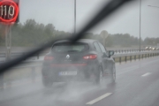Må jo si at på en to felts motorvei er det ikke ofte vi blir forbikjørt, men dette er en Renault som kjører forbi oss - tilgitt
