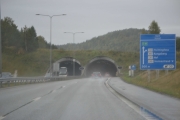Ok, trenger ikke å fortelle hvor langt vi har kommet. Skiltet taler sitt og så fikk jeg med en tunnel