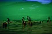 Her tror jeg de bader i Dødehavet, husker noe med at de fløyt som noen korker i dette saltholdige vannet