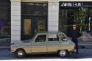 Så dette er Karl Eirik Haug, mannen bak Carl’s cars som var et trykt, internasjonalt magasin fra 2001-2015 som tok gull som «Magazine of the year i USA» og han skal nå kjøre min Renault opp i Sørkedalen