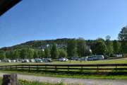 Vi passerer Bogstad Camping og her er det allerede mange besøkende. Vi for ta oss en tur senere å sammenligne