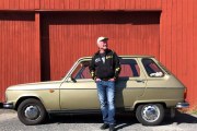 Vi kjører helt opp til enden ved Skansebakken og på vei ned igjen stopper vi ved et stort bygg som Oslo Kommune eier og Karl Eirik begynner å ta noen bilder