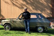 Vi finner en passende vegg der inne og Karl Eirik tar noen flere bilder av bilen og meg