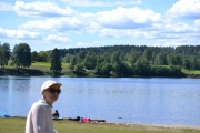 Mor med golfbanen i bakgrunnen, vi snakket litt om at hun kanskje kunne begynne med golf. Bruke begge køllene som gå staver :-)