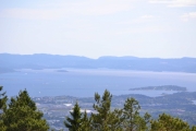 Utsiktsbilde utover fjorden men det er så varmt at det blir litt tåkete