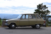 Eller enda bedre, en Renault 6 med mor i bakgrunnen. Men nå gir vi oss, vi skal møte noen på Egon